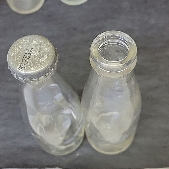 VINTAGE 1961 SMALL 6 OUNCE NORTHWESTERN GLASS CO. GLASS BOTTLE - 5 1/2" 'X 2" - Picture 3 of 10